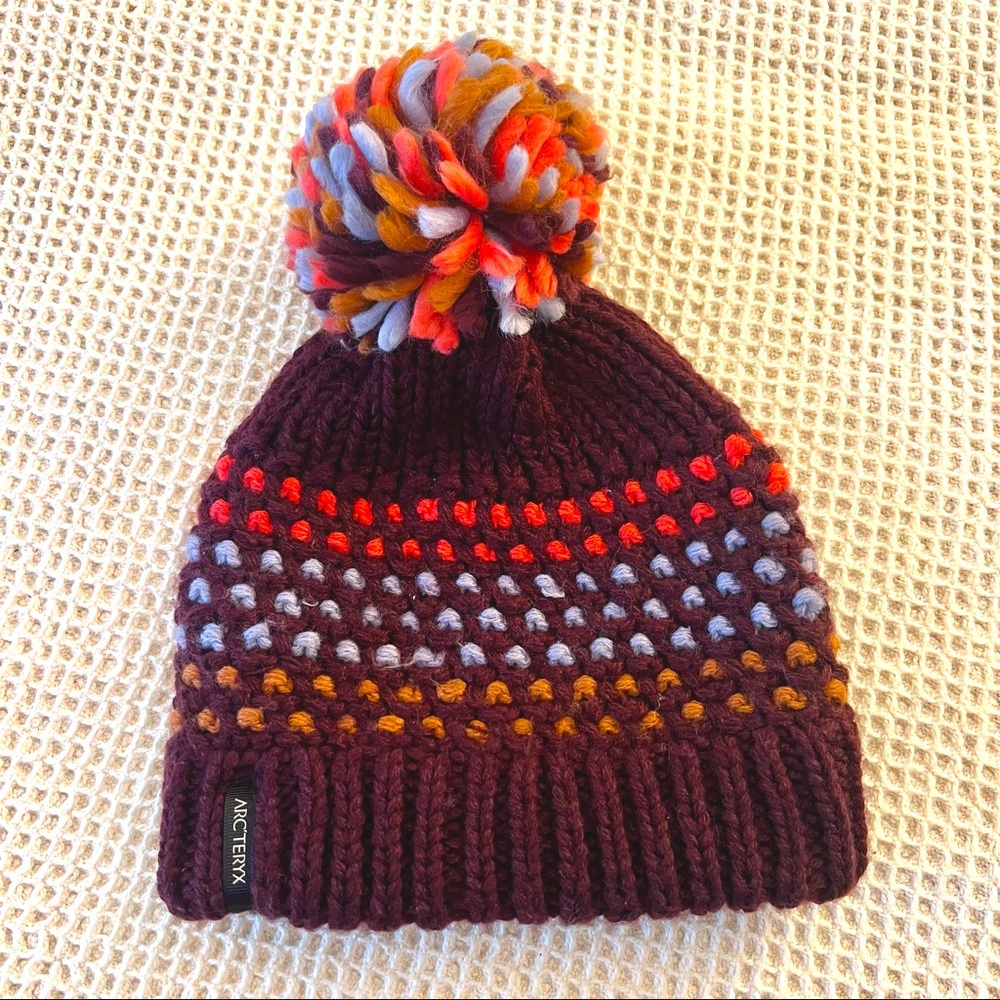 Arc’teryx Fernie toque - burgundy Pom Pom beanie hat